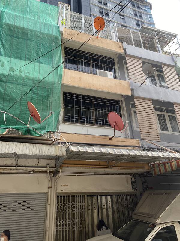 ขายพร้อมผู้เช่า / ตึกแถวใกล้จุฬาฯ 4 ชั้น แยกสะพานเหลือง ถ.พระราม4 3นอน 3น้ำ